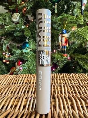 Quick unboxing because Secret Santa only brought one gift this time 😂🎄 First time trying Lash Sensational and honestly, I’m already curious 👀 The packaging alone feels very festive, so first impressions are off to a good start ✨ AD | Gifted @MaybellineUK #MaybellineSecretSanta #LorealistarReveal #BeautyHaul #GiftedByMaybelline #MakeupUnboxing