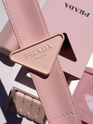 If you’re a blush girly, these are calling your name. 💕 Cream to powder formula, blend so effortlessly into the skin, leaving a soft focus blurred finish with the most beautiful glow.✨ Plus they’re collectable and come with a fun snap on bracelet, making touch ups on the go fun and easy. Available in 8 stunning shades. #PradaBeauty #GiftedbyPradaBeauty #blush