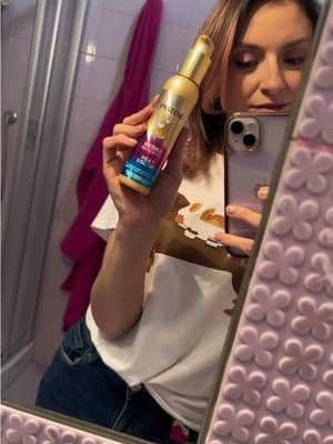 Il calore rovina davvero i capelli? 🔥✨ Spoiler: dipende da come li proteggi. Con Heat & Glow, il calore diventa il tuo alleato 💁♀️ La sua formula termo-attiva si attiva proprio durante lo styling, aiutando a proteggere i capelli e a trattenere tutta l’idratazione di cui hanno bisogno. Il risultato? Lo senti subito. Capelli più morbidi, luminosi e visibilmente sani. Da oggi puoi dire sì a phon, piastra e onde perfette… senza paura. #CaloreCheIdrata #Pantene #UGCHeat&GlowPanteneit #GiftedbyPantene@CapelliPantene