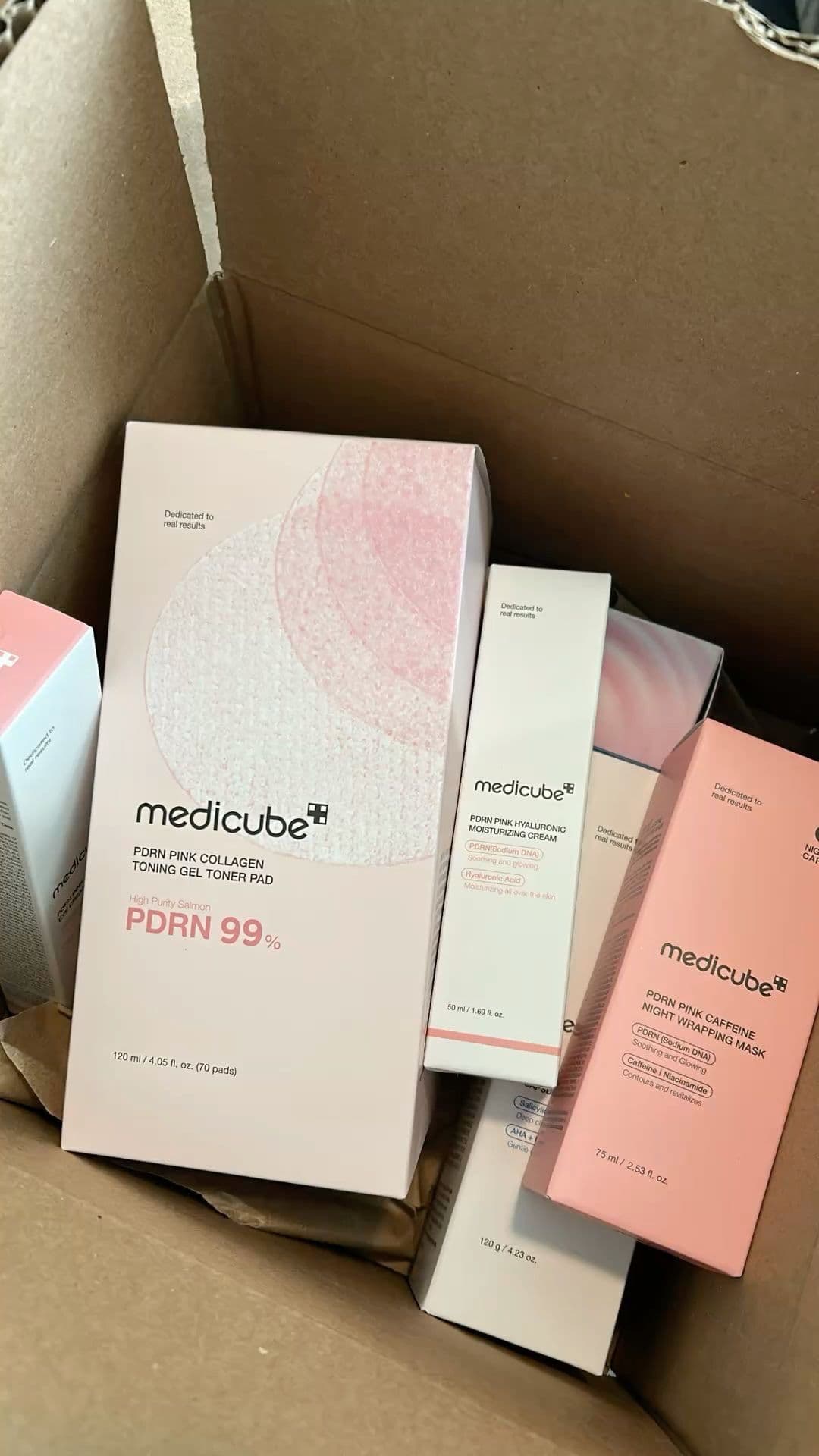 Rotina real de cuidados com a pele 🤍
Conhecendo de perto os produtos da @medicube_global_official e testando cada etapa