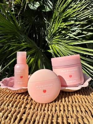 Shine, breakouts, and oily skin? ๐ Iโve finally found a 3-step routine that keeps my skin fresh, balanced, and glowing all day long. The Peach Cotton Trio is a game-changer: โจ Pads โ sweep away oil and calm the skin โจ Essence โ lightweight, controls sebum, keeps pores clear โจ Cream โ locks in hydration with a smooth, matte finish Three easy steps โ one glowing result ๐ This is an AD. @skinfood_global @skinfood__influencers #skinfood #pinkskincare #sebumcontrol #kbeauty #tiktokmademebuyit