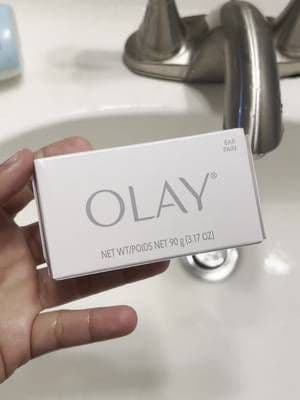 I really like this soap because it leaves the skin super soft and with a clean and delicate aroma. ✨ I feel that it moisturizes without leaving a greasy feeling, and I love using it in the shower because my skin is fresh and with that natural shine. #complimentary #GiftedByOlay #olaybeautybar @olay @influenster