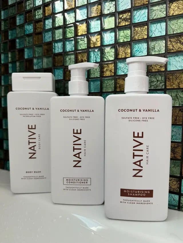 #AD ✨ I’ve been using this trio in my routine lately, and I love how easy it makes everything feel. The shampoo cleans without leaving my hair dry, the conditioner keeps it soft and manageable, and the body wash adds that warm coconut and vanilla scent that stays on the skin. Thanks to this scent, the whole shower feels more like a proper self-care moment. Are you more into warm scents like coconut and vanilla, or do you prefer something fresh? @Native @trnd UK @Native #NativePartner #Native_TRND #ZeroBS #SmellGoodFeelGood