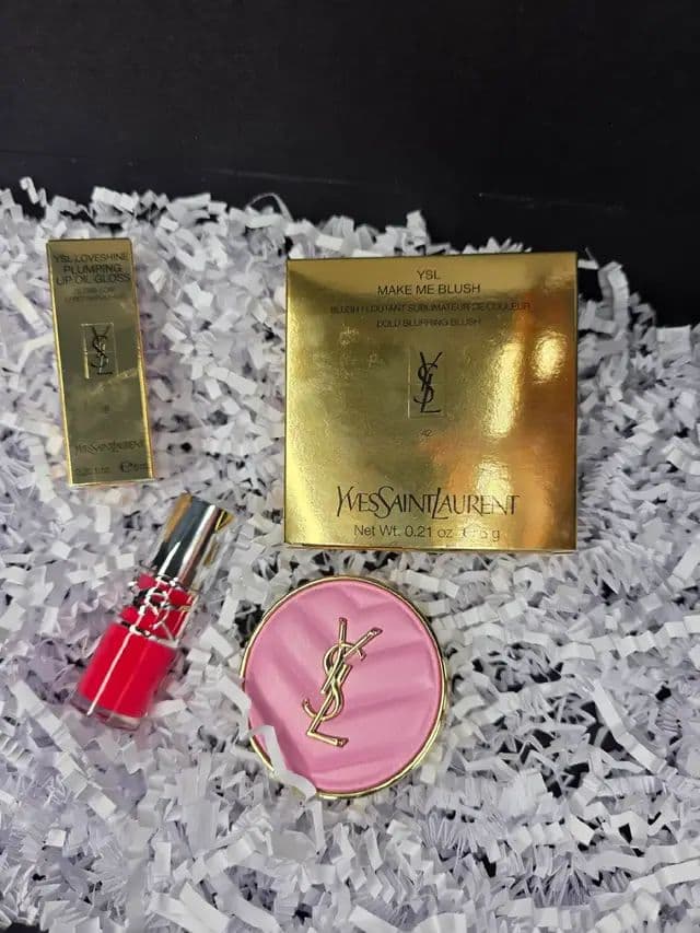🍓The glow that feels as good as it looks. Meet #YSLLoveshineGloss Strawberry Star Loveshine Gloss by Ysl beauty. 💋 I'm in love with the packaging and formula is nice and plumping. Strawberry Star, a juicy hydrating shine with a strawberry twist. Kindly gifted by @yslbeauty #YSLBEAUTY #MAKEUP #ad @YSL Beauty #YSLBEAUTYCHERRYGLOWUP