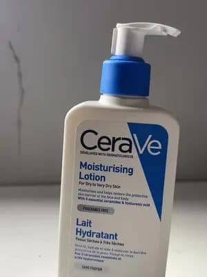 Winter skin struggles? Not anymore! Say goodbye to flaky, irritated skin and hello to deep hydration with CeraVe Moisturising Cream-packed with ceramides to keep your barrier strong and moisture locked in. Your skin deserves some love this season! https://z.humanz.ai/ceravewinter2/491488 #ceraveintensivemois turisinglotion #ceravemoisturisingcream #ceravemoisturisinglotion #dryskin #CERAouslyYou #Flawthentic #Gifted #HMZ @CeraVe