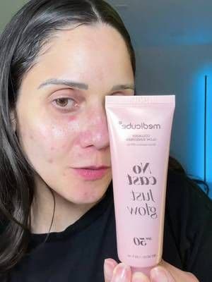 * ☀️ Protege del sol (SPF50+ PA++++) * 🌸 Da un tono rosado tipo “glow skin” * ✨ Unifica la piel al instante (como filtro suave) * 💧 Hidrata y deja acabado luminoso * 🧴 Sirve como protector + base ligerag #tiktokshop#tiktokcreator#medicube#selfcare#tiktokshoptips
