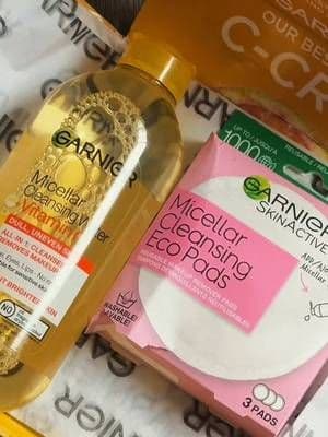 #GiftedByGarnier @GARNIER Mi dúo favorito para limpiar la piel sin drama ✨🍃 El agua micelar de Garnier con Vitamina C