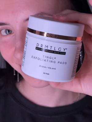 ✨ Я обожнюю ці ватні диски для догляду за шкірою від DRMTLGY! Вони ідеально очищують, оновлюють і вирівнюють текстуру шкіри. Після використання обличчя стає свіжим і сяючим. 🎥 Купила їх через TikTok Shop, і це було найкраще рішення для моєї skincare-рутини. 🌟 Підходять для будь-якого типу шкіри: жирної, комбінованої або нормальної. 💖 Якщо шукаєш простий і ефективний засіб для догляду, ці диски стануть твоїм маст-хевом! @DRMTLGY #TikTokMadeMeBuyIt #UGCcreator #BeautyProducts #SkincareRoutine #GlowingSkin #TikTokShop #BeautyFavorites #CleanSkin