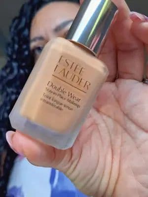 ¿La base más vendida del mundo se renovó? 😱 ¡Sí! Cambió su formulación y hoy te cuento todo. Me llegó gracias a la campaña con @CXS la nueva versión de la icónica Double Wear Stay-in-Place de @Estée Lauder y tenía que probarla con ustedes inmediatamente. Como profesional de la belleza siempre busco el balance perfecto: alta cobertura y larga duración, pero sin acartonar la piel. Y les cuento que esta actualización me sorprendió. Aunque noté que sí se oxida un poco, es muchísimo menos que la versión anterior, que solía cambiar drásticamente de tono. Esta nueva fórmula es ultra ligera, flexible y se siente como una segunda piel. No se cuartea y deja un acabado mate fresco espectacular. Definitivamente un cambio inteligente para un producto que ya era amado por millones. ¿Ya la conocías o te animarías a probar esta nueva versión? ¡Las leo en los comentarios! 👇 #EsteeLauder #GiftedByEsteeLauder #DoubleWear #MadeForMore #communityxseen