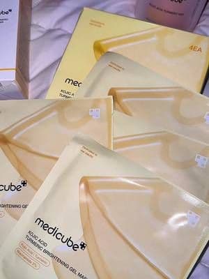Medicube ha creado una línea para las manchas y para unificar el tono y las manchas desiguales, la cual contiene ácido glicólico, cúrcuma, niacinamida, vitamina C ácido #skincare #love #skincareroutine #medicube #tiktokshop @medicube US Store @medicube global #medicubeblackfridaypdrncollagencapsulecream #tiktokshopmedicubeskincarekorean #medicubekojicacidtumeric #mymedicubeskincareroutine #medicubeskincarebundle #tiktokmedicubetxaniacinamidecapsulecream #medicubeskincareroutine #medicubekojicacidset #medicubegoldenglowset #medicubeblackfridaydeepvitaccapsulecream #skincare #love #skincareroutine #medicube #tiktokshop #collagenmilktoningwhipwrappingmask #collagenmilktoningwrappingmask #medicubecollagenmilkboosterserum #medicubecollagenmilkboosterserum #medicubeblackfridaypdrncollagencapsulecream #medicubecollagenmilkmask #tiktokshopmedicubeskincarekorean #tiktokshopmedicubeskincarekorean #medicubecollagenwrappingcream #tiktokshopmedicubeskincarekorean #medicubeblackfridaypdrncollagencapsulecream #beautytok #beautytips
