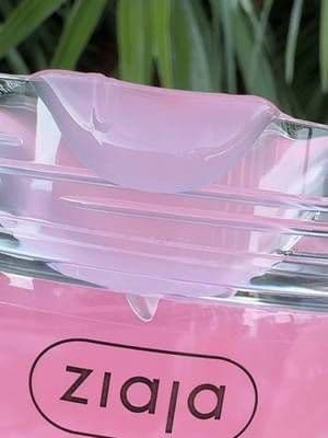 Marshmallow jelly soap that smells as good as it looks ✨ The texture is soft, bouncy, and unexpectedly fun to use, and it pairs perfectly with the matching body scrub for an extra smooth finish. Affordable, pretty on the shelf, and a lovely little treat for everyday use 🩷 🔗 www.ziajaonline.co.uk 🛍️ Discount code: ANIA10 @ziaja #ad #gifted #ziaja #jellysoap #glow_with_ania
