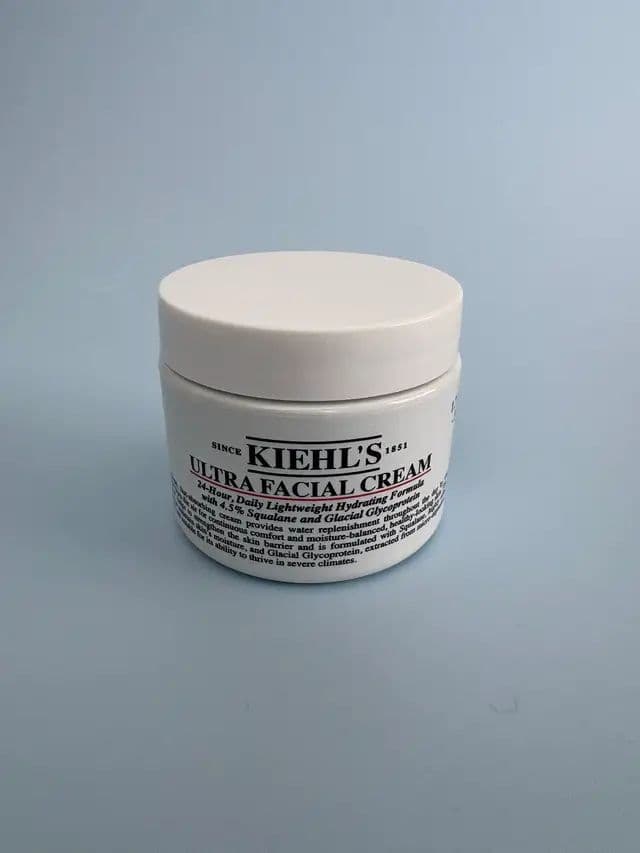 #AD gifted Thank you again L’OréalStar for gifting me the @Kiehlsuki Ultra Facial Cream. My previous post was a bit tongue in cheek, this cream is iconic and it does deserve more words than I gave it! I love how well it hydrates my skin, especially in the winter months when I find my skin needs that extra boost to combat the effects of the weather. I would say even though feels like it is a rich cream, it is in fact lightweight. It lasts all day, my skin feels soft and is not looking for any additional moisturising as the day progresses. Not fragranced, non greasy and absorbs really quickly. What’s not to love? ❤️ #kiehls #skincare #lorealistaruk #UFCBestie