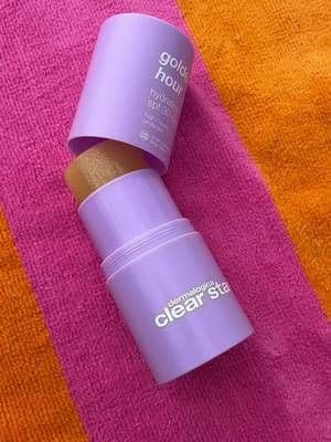 ✨ Sommer-Glow in Sekundenschnelle! Dieser kleine Stick schützt, @dermalogica_deutschland pflegt & lässt deine Haut strahlen – überall & jederzeit. #Ad . . . . . . #skincareroutine #spfstick #glowyskin #summermusthave #spf30 #dewyskin #hautpflege #notanadvicebutglow #skincarelover #veganskincare #reellover #dermalogica #clearstart