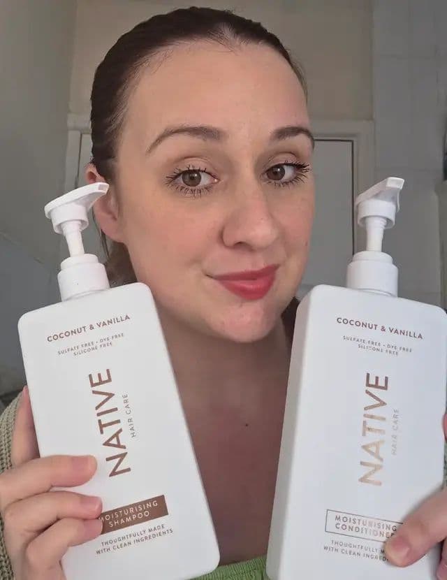 ✨️Silicone, Sulfated Surfactants and Dye free. ✨️Long lasting Coconut & Vanilla Scent. ✨️Moisturises hair without weighing it down. ✨️Leaves hair looking healthy. #NativePartner #Native_TRND #ZeroBS #SmellGoodFeelGood #ad @trnd UK @Native