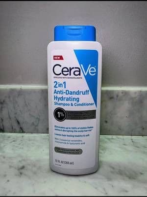 I was gifted this product by @CeraVe , and I have been using this 2 in 1 anti-dandruff hydrating shampoo and conditioner in my routine. It contains one percent pyrithione zinc to help eliminate visible flakes, and for me it cleans my scalp without leaving it dry. My hair feels soft and comfortable after washing, and I like that it is made with ceramides, niacinamide, and hyaluronic acid. Overall, it feels gentle, soothing, and easy to use in one step. #lorealistar #ceravepartner #giftedbyceravehaircare