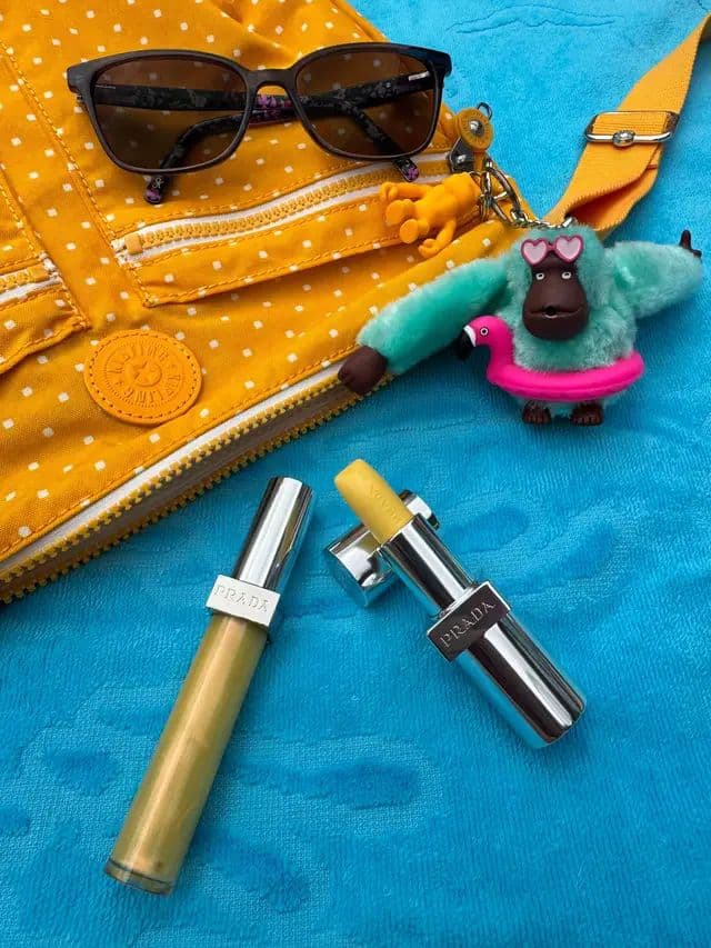 #AD ✨ What’s in my summer bag? 🍌☀️ A little pop of Prada for sunny days 💛 The Prada Banana Balm and Reflection Gloss are part of my summer essentials. The Banana Balm adds a sheer golden glow, while the Reflection Gloss gives lips a glossy, hydrated finish that’s perfect for throwing in my bag and reapplying on the go ✨ Sunglasses, summer bag and a little banana beauty 🍌😎☀️ @pradabeauty #PRADABEAUTY #MyBananaSummerEdit #makeup #glow_with_ania