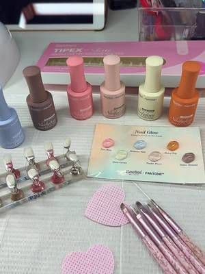 The color palette in this Beetles x Pantone Nail Glow is so beautiful π Look how good they look together. Not only that