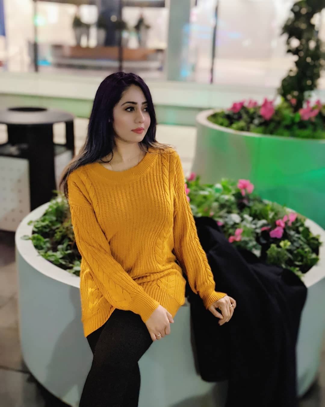Oh ballay ballay it's a sweater season !!! Who else love cold chilly weather with some hot chocolate ,winter brings so m
