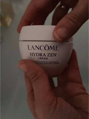 Hidratación, confort y una textura ligera que se funde con mi piel ✨ Este regalo de Lancôme, la crema Hydra Zen Day Cream, aporta frescura, suavidad y protección, dejando mi piel lista para el día. ¡Un imprescindible en mi rutina! 💖 . . . . . #GiftedByLancôme #SkincareLover @lancomeofficial @lancome.official #skincare #hydrazen #bronzeglowlorealistar