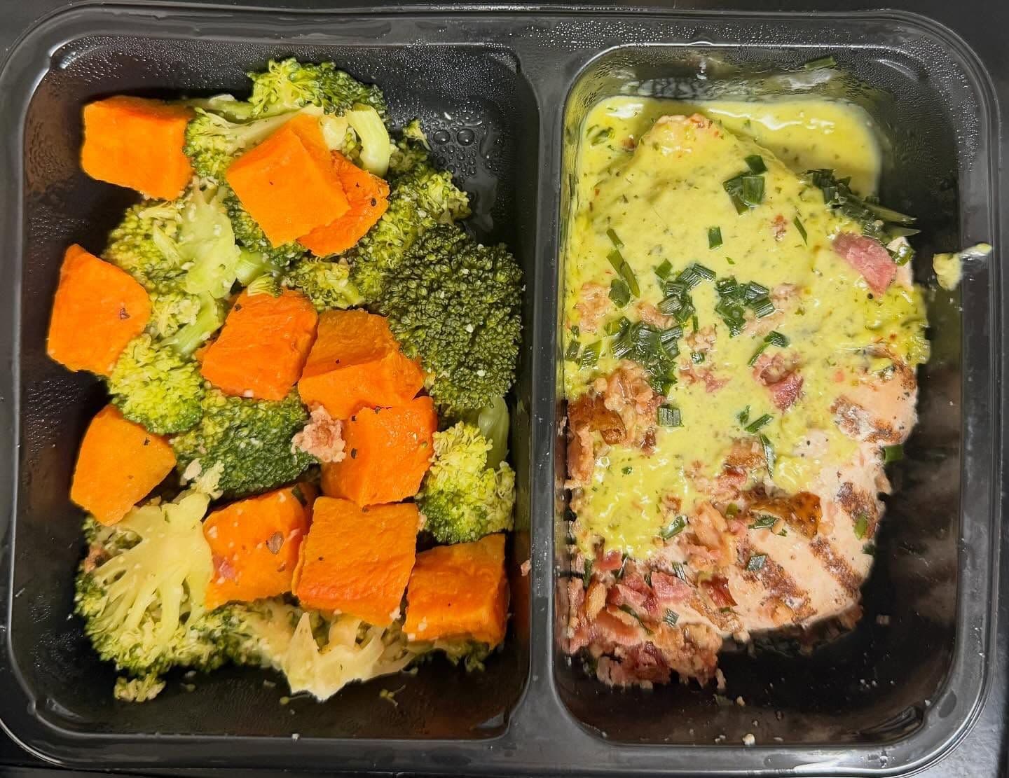 Tempo Meal Delivery - Poblano Bacon Chicken Breast
With broccoli and sweet potatoes
This was a *huge* chicken breast.