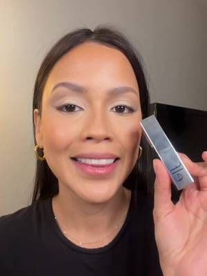 Este labial de e.l.f. me sorprendiΓ³ π Gloss con color, hidratante y nada pegajoso. El tono Lovesick es perfecto para todos los dΓas π Te lo dejo en el carrito ποΈβ¨ @elfcosmetics #TikTokShop #ELFCosmetics #LipGloss #MakeupFinds #BeautyTok