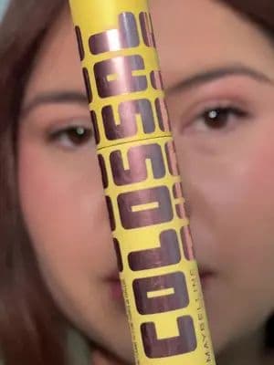 Si te gustan las pestañas chunky, gruesas y con volumen real, esta máscara es para ti 👁️💥 La Colossal Bubble de Maybelline infla las pestañas desde la primera pasada, con volumen construible y duración de hasta 24 horas. Entre más capas, más impacto 🔥 No se baja, no se cae y deja las pestañas dramáticas y definidas. 👉 Consíguela aquí en TikTok Shop #TikTokShop #Maybelline #ColossalBubble #PestañasChunky #VolumenExtremo