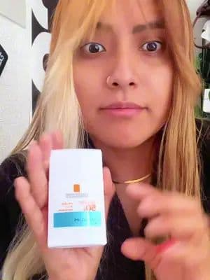 Últimamente he estado intentando usar la cantidad correcta de protector solar para mi cara (los famosos dos dedos) y me di cuenta de algo: muchos protectores se sienten demasiado pesados para usar así todos los días. Por eso estoy probando Anthelios UV Air y entiendo por qué dicen que es tan ligero como el aire. Tiene ligereza extrema, se absorbe rápido y deja acabado invisible, así que sí puedo usar la cantidad correcta sin sentir la piel pesada. Definitivamente… no hay vuelta atrás. #TanLigeroComoElAire #NoHayVueltaAtras #Publicidad #AntheliosUvAirFM @For_Me @La Roche-Posay