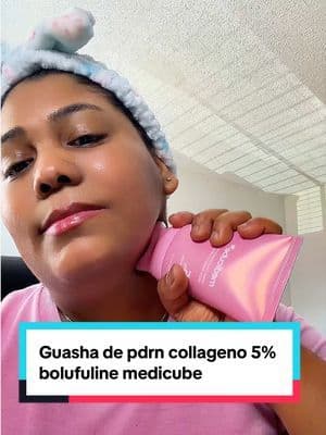 Te levantaste con la cara hinchada? Esta gua sha con PDRN es perfecta para hacer masajes de drenaje linfático. La deslizo suavemente desde el centro del rostro hacia afuera y termino bajando por el cuello para ayudar a drenar la retención de líquidos y lograr que el rostro se vea más desinflamado y definido. Su fórmula contiene PDRN, colágeno y Volufiline al 5%, y con el uso constante ayuda a mejorar la apariencia de la papada, las líneas de expresión y las arrugas. Obviamente, no es magia de un solo día: la constancia es la que hace la diferencia. Te la dejo aquí en carrito@medicube US Store @medicube global #pdrn #guashapdrnmedicube #skincare #beauty #summerwins #skincare #necktighteningcream✨ #pdrnhyaluronicacidmoisturizingcream #medicubedeepliftingpeptideeyecream #medicubepdrnpinkpeptideeyecream #medicubevitaccapsulecream #beauty #summerwins #tiktokshop#ventas #reafirmar #guasha #collageno #pdrn #arrugas