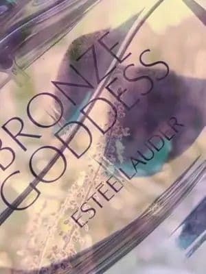 Bronze Goddess Eau Fraiche Skinscent de @Estée Lauder Este no es simplemente otro perfume de vainilla; es una esencia del verano embotellada, una fragancia solar floral que nos transporta directamente a la playa. Tiene notas sensuales como: Ámbar y Leche de Coco se entrelazan con Sándalo, Vainilla, Vetiver y Mirra, creando una experiencia olfativa que es tan cálida como una puesta de sol en la costa. Luego, las notas cálidas nos sorprenden con Mandarina jugosa, Bergamota Siciliana, Limón y Naranja pulposa, aportando un frescor chispeante que recuerda a los primeros rayos de sol en la piel. Y finalmente, las notas radiantes: Flor de Tiare, Jazmín, Pétalos de Magnolia, Capullos de Flor de Naranjo y Lavanda, que se unen para ofrecer un bouquet floral exuberante, como un jardín tropical en plena floración. Simplemente espectacular 👌🏻😍 #GiftedByEstéeLauder #vanillaperfume #vanillascents #vanillafragrance #bronzegoddess #esteelauder #cultclassic #showusyoursexy #showusyoursultry #showusyoursummer