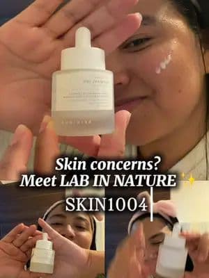 ¿Cuál es el "Boosting Shot" que tu piel necesita hoy? ✨👇 La nueva línea LAB IN NATURE de @SKIN1004 US no es un tratamiento común. Gracias a su tecnología de Spicules (espículas de Centella y Pantenol), crea micro-canales en la piel para que estos ingredientes de alta concentración penetren de verdad. 🔬🇰🇷 Aquí te enseño cómo elegir la tuya según tu objetivo: 💧 Matrixyl 10: Hydrating & Plumping • Cuándo elegirla: Si sientes la piel apagada, con falta de elasticidad o deshidratada. • Resultado: Efecto relleno, hidratación profunda y piel mucho más elástica. 🌙 Retinol 0.2: Firming & Smoothing • Cuándo elegirla: Si buscas combatir líneas de expresión, mejorar la textura de la piel o prevenir el envejecimiento. • Resultado: Piel más firme, suave y con un aspecto rejuvenecido. 🌟 Niacinamide 10: Radiance & Pore Care • Cuándo elegirla: Si tienes poros dilatados, manchas o un tono de piel desigual. • Resultado: Un brillo saludable (glow), poros refinados y tono uniforme. ⚠️ Dato importante: Al aplicarlas es normal sentir un ligero hormigueo (tingling). ¡No te asustes! Son las espículas trabajando para llevar los activos a las capas más profundas. 🗓️ Úsalo 2-3 veces por semana o noches alternas sobre la zona que quieras tratar. ¿Cuál de las tres necesita tu rutina ahora mismo? Cuéntame en los comentarios! 👇✨ #SKIN1004 #Centella #Koreanskincare #KBeauty #tiktokmademebuyit @bysophieofficial