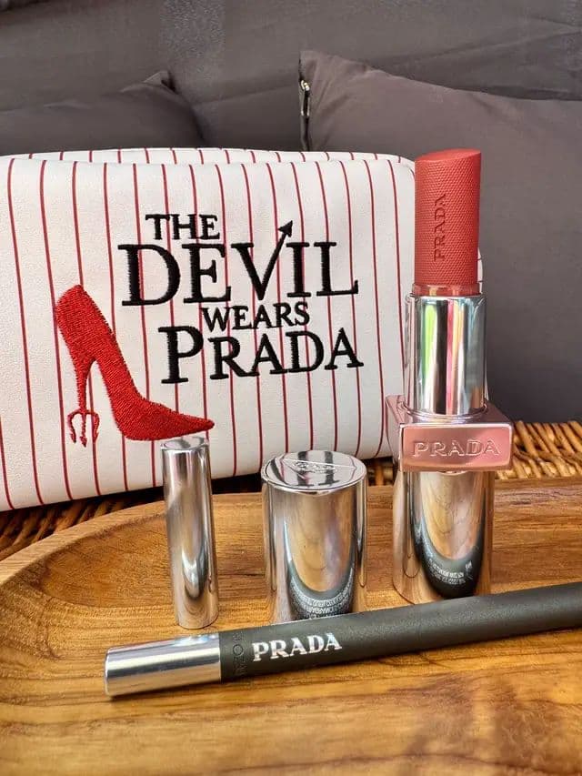 #AD ✨ A sheer wash of colour with delicate Micro-Pixel Pearls that catch the light beautifully, paired with a rich, creamy eye pencil for effortless definition. The Glow Balm gives lips a luminous finish with a subtle shimmer, while the Pradalines Eye Pencil delivers smooth, rich colour that completes the look. Luxury is in the details ✨ @pradabeauty #PRADABEAUTY #MAKEUP #MyPradaLightCatcher #glow_with_ania