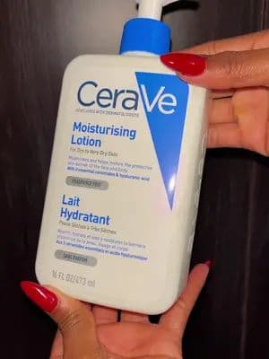Dry skin? Not on CeraVe’s watch. Hydrate and restore with ceramides + hyaluronix acid. Hydration that lasts and skin that loves you back. #ceraveintensemoisturizationloction #ceravemoisturisingcream #ceravemoisturisinglotion #dryskin #CEROudlyYou #Flawthentic #Gifted #winteruglies_ #flawthentic @CeraVe