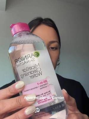 De mis productos favoritos para desmaquillarme es esta agua micelar 😍 @Garnier USA #aguamicelar #micellarwater #garniermicellarwater #caughtbygarnier #giftedbygarnier