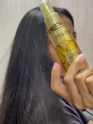 Unas gotitas de este óleo nutritivo y el brillo aparece al instante ✨ Es mi toque final después de la ducha y mi salvavidas esos días donde solo necesito controlar el frizz y devolverle vida al pelo, sin sensación pesada. Lo mejor: lo llevo siempre en el bolso para retocar cuando mi cabello lo pide 💛 #PeloPantene #OleoNutritivo #Mascarillasconcentradas #Publicidad #PeloPanteneCOL @Pantene Latinoamérica