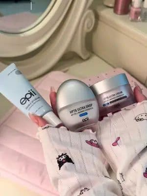 My( @epii Global )skincare routine 🎀🦢 🥚 HPT6 Ultra Drop Apply a few drops to clean skin and gently massage until absorbed. 💗 HPT6 Ultra Cream 5% Follow with the cream to moisturize and help improve the look of skin firmness and elasticity. 🩵 Double Up Cream Use at night as an exfoliating & brightening cream for smoother, more radiant-looking skin. A simple little routine for that fresh, healthy-looking glow ✨ 🎀 Use my @YesStyle code: MELOFRIENDS2 for DISCOUNT💗 #pr #yesstyleinfluencers #epii #koreanskincareroutine #creatorsearchinsights
