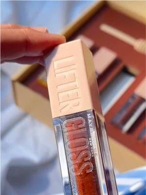 Hello honey!! ✨ Loving the latest drop from Maybelline! @Maybelline NY ’s Lifter Gloss Honey’d with Hyaluronic Acid = hydration + shine in 5 shades! 🥮Caramel 🍯 Honey 🍁 Maple 🍞 Toast ☕️ Toffee Ready get some glassy shine ✨ and long-lasting hydration? #giftedbymaybelline #lipgloss #lifterglosshoneyd #lips #makeup