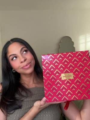 Let’s get ready for the holidays with @Estée Lauder ! Nothing like a classic red lip 💋 - #EsteeLauder #EsteeWishList #GIFTED