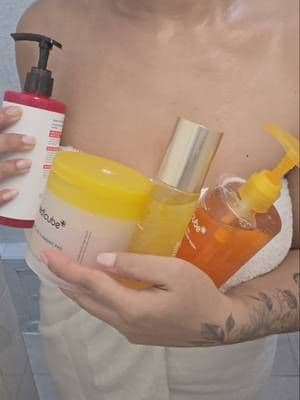 ✅ Manchas por depilación ✅ Axilas oscuras ✅ Entrepierna ✅ Rodillas y codos ✅ Espalda con marcas de acné ✅ Brazos con queratosis pilaris ("piel de gallina") ✅ Personas con tono desigual o piel opaca @medicube US Store 🟡 Ácido Kójico Ayuda a disminuir la apariencia de manchas oscuras e hiperpigmentación. Unifica el tono de la piel. Actúa inhibiendo la producción excesiva de melanina. Ideal para axilas, entrepierna, rodillas, codos y marcas de acné corporal. 💛 Cúrcuma (Turmeric) Potente antioxidante. Ayuda a calmar la piel irritada. Reduce el aspecto de manchas y enrojecimiento. Protege la piel del daño causado por los radicales libres. ✨ Niacinamida (Vitamina B3) Ilumina la piel. Ayuda a disminuir la apariencia de poros. Refuerza la barrera cutánea. Controla el exceso de grasa. Suaviza la textura y mejora la uniformidad del tono. 🍊 Vitamina C Aporta luminosidad. Antioxidante que ayuda a combatir el daño ambiental. Favorece un tono más uniforme. Ayuda a prevenir la aparición de nuevas manchas. #curcuma #Niacinamida #exfoliante #medicube #tiktokshopcreatorpicks