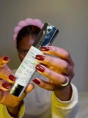 I meant to film this every day… but I got sick 😅 so you’re getting day 1 and the last few days instead. I’ve been testing the Reedle Shot line from VT Cosmetics and I’m honestly impressed. The formula is super innovative — it contains tiny botanical needles that help remove dead skin. Yes… you can feel the little needles, but it’s not painful at all. It mimics micro-needling in a gentle way. It also has glycerine, so it’s extremely hydrating, and my skin feels smoother and fresher after using it. How I use them: ✨ 100 — everyday hydration care ✨ 300 — every few days for extra exfoliation ✨ 700 — when I want deeper care Strange at first… but in the best way. My skin is loving it. #PR #reedleshotchallenge #skincare #glowup #glowingskin @VT Cosmetics US @VT cosmetics japan official