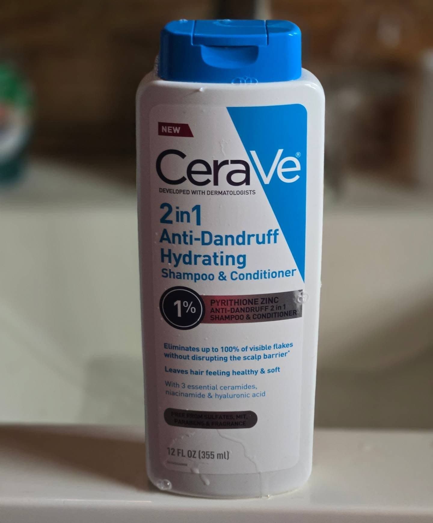 Healthy hair without the flakes? Yes please 🙌🏽
I've been using the CeraVe 2-in-1 Anti-Dandruff Hydrating Shampoo and