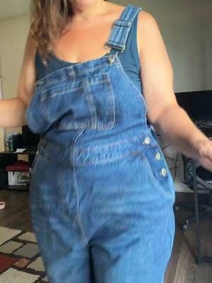 Cute oversized overalls. #plussizeclothes #overalls #tiktokshopsummersale #plussizeclothing #tiktopshopfinds @BloomChic