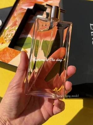 @Lancôme dôle Aura Eau de Parfum, you are so beautiful!! I had their small bottle before, and I loved it a lot! it has an elegant and sweet floral scent, this one perfume scent lasts long and smells amazing! Key Notes * Top - bergamot, juicy pear, pink peppercorn * Middle - rose, jasmine * Base - white musks, vanilla, patchouli, cedarwood #Lancome #LancomeIdole #giftedbylancome #perfumetok #Fragrance #IDOLE #salealert #FragranceFavorites
