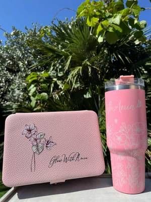 ☀️ Wrapped in blooming pink perfection with my personalised Callie Gifts set – a jewellery box and tumbler that make every day feel extra special ✨ Both pieces are beautifully crafted and customised with Glow With Ania 🌸 A thoughtful detail that makes them feel truly mine. The jewellery box is made from soft Italian velvet – spacious yet travel-friendly – while the tumbler is sleek, personalised, and perfect for life on the go. 💖 Use my exclusive code dearz376 for 15% OFF (valid within 3 days of redemption!) Shop here: www.callie.com @Calliegifts #ad #gifted #calliegifts #personalisedgifts #Glow_with_Ania