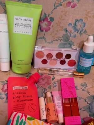 Sunny Days Ahead 🧡⛅️☀️ #giftedbyipsy June 2024 🥰 Thanks @ipsy & @boxycharm Whatever moves you’re making this season— taking a trip, soaking up the sun, or diving into a new adventure-trust us to keep you looking bright, bold, and beautiful every step of the way June 2024 box What I got? Ipsy glam bag 5 sample size products in a small bag 👛☀️ 🌹 Frank Body rosehip body scrub and cleaner 👄 Benefit Cosmetics plushtint matte lip tint 💇🏻♀️ Silk’e heat defense serum 👁️🗨️ The Balm to the rescue under eye super jelly 🩷 Pinklipps Glass Lip Gloss Aglow & Star Boxycharm by Ipsy 5 full size products 🥑 Glow Recipe avocado cleanser ✨ Formula Z Glamgasm face & eye palette (my favorite product of the month💖🍯🐰) 🌙 R.E.M. beauty _lunarmagic primer 🤍 the Lyfestyle Co Align perfume 🩵 Neogen Dermalogy real HYAL panthenol serum (Link in bio) Subscribe here using my affiliate link👇🏻 https://glnk.io/mz73x/honeybunnytwee #ipsy #juneipsybag #boxycharm #giftideas #makeupsubscription #connecticut #ipsyopenstudios #subscriptionbox #monthlysubscription #makeuplover #sunnydaysahead #glowrecipe #benefitcosmetics