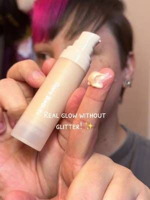Glow without glitter ✨ The @Rare Beauty Always An Optimist Illuminating Primer smooths the skin, hydrates with glycerin, and adds soft, natural radiance without shimmer. Perfect under makeup or on bare skin for an effortless, healthy-looking glow! #rarebeauty #glowtok #beautytok #cleangirlaesthetic #tiktokshop