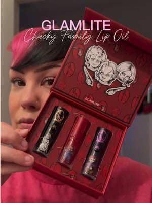 Chucky fans, Glamlite really made a Chucky Family Lip Oil Set and I am OBSESSED. 🔪🖤 This limited-edition Glamlite Chucky lip oil set comes with 3 horror-inspired lip oils formulated with shea butter, vitamin E, argan oil, coconut oil AND hyaluronic acid. 💋✨ Cute horror packaging + glossy lips? Say less. If you collect Chucky makeup, love horror movie makeup, or you're already building your spooky season beauty collection, THIS belongs in it. 👻🔪 @Glamlite #glamlite #tiktokshopcreatorpicks #tiktokshopbacktoschool #backtoschool #summerwins