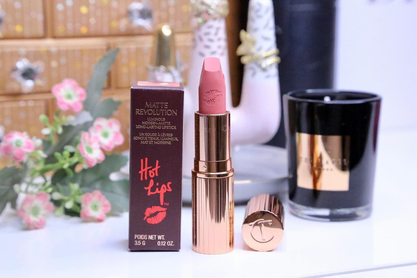 Charlotte Tilbury Kidman's Kiss is a moderately stunning warm-toned, light coral with a natural finish. it's a medium, p