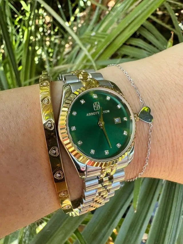 #AD ✨ My Abbott Lyon End of Season Sale picks 💚 If you’re looking for pieces to add to your jewellery collection, these would absolutely be on my list 😍 The Mini Two Tone Emerald Link Belgravia 30 Watch is such a gorgeous statement piece. That emerald green dial 😍💚 But what I love most is the two-tone silver and gold design, because it makes it SO easy to style with jewellery you already own, whether you normally wear gold, silver or a mixture of both. I’d also recommend adding a couple of bracelets you can mix and match. I love wearing these together for a full jewellery stack, but each one is simple enough to wear on its own for an everyday look ✨ 🛍️ Shop the Abbott Lyon End of Season Sale and find your favourites here: https://community.abbottlyon.com/a/glow.with.ania @Abbott Lyon #TheALCollective #sale #AbbottLyon #glow_with_ania