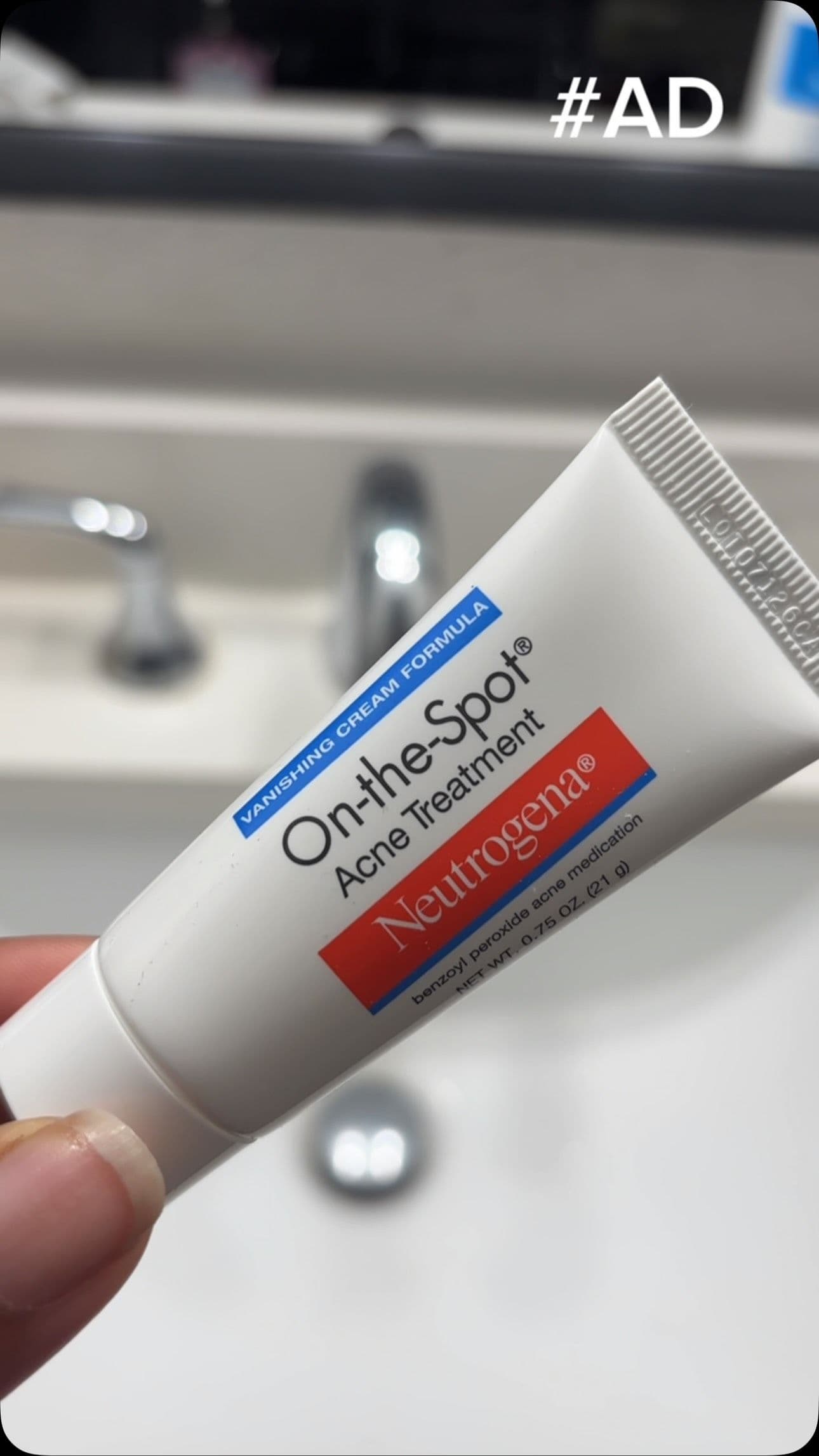 #AD Dealing with a random breakout? 😩 I’ve been trying Neutrogena’s On-the-Spot 2.5% Benzoyl Peroxide Acne Treatment fo