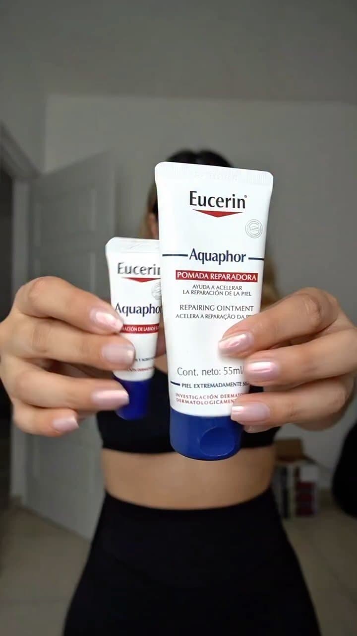 5 beauty hacks con Aquaphor que cambiarán tu rutina 💧✨
Desde cutículas hasta labios, este must-have hace TODO:
✔️ Hidra
